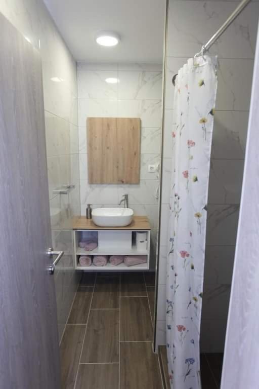 Apartmani Venecia Prozor Экстерьер фото