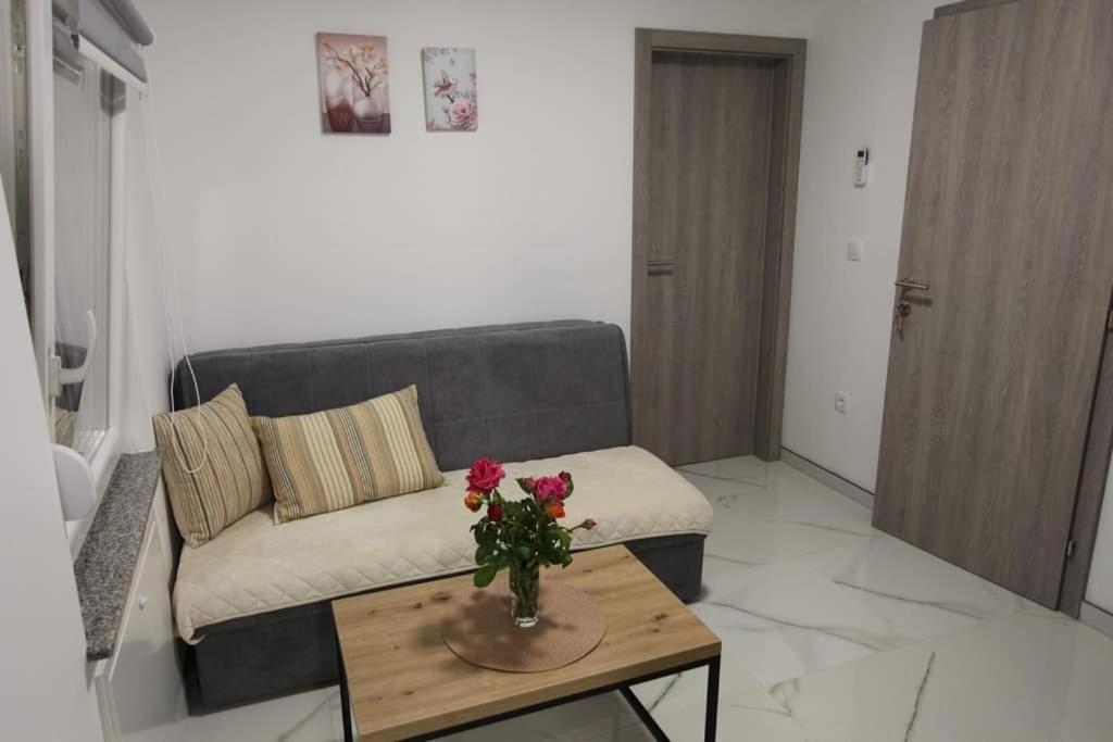 Apartmani Venecia Prozor Экстерьер фото