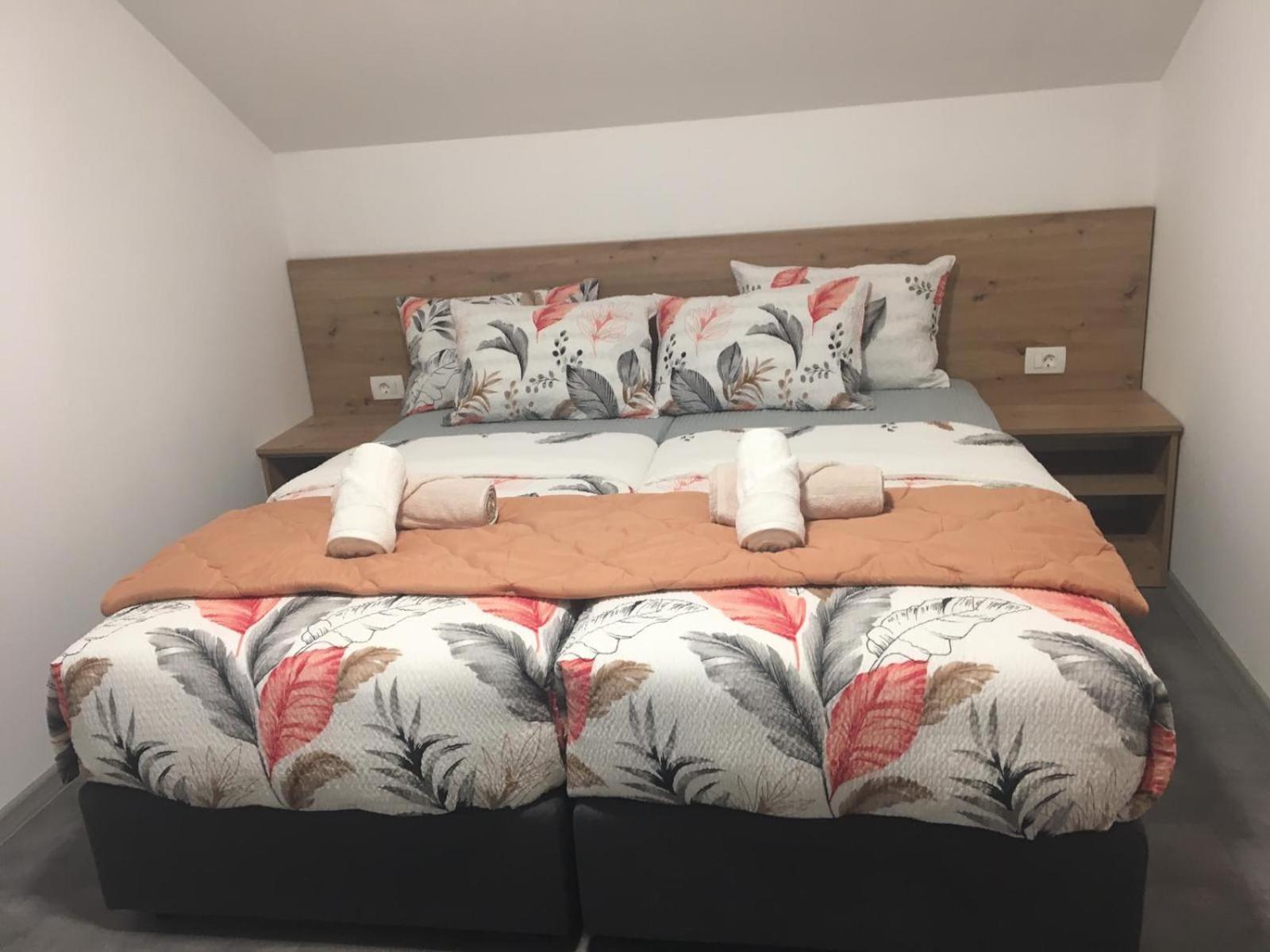 Apartmani Venecia Prozor Экстерьер фото